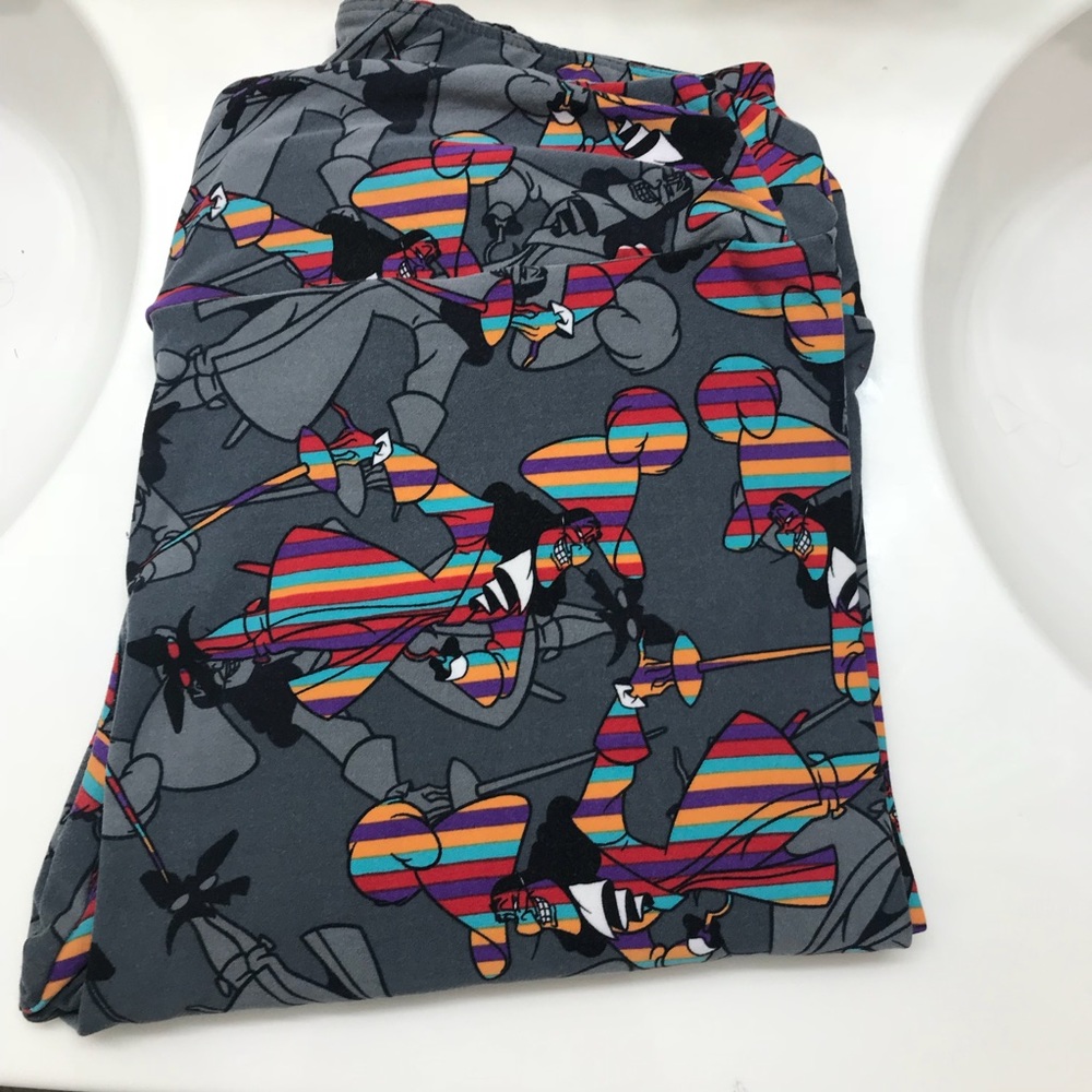 EUC T&C LULAROE leggings - Disney Captain Hook